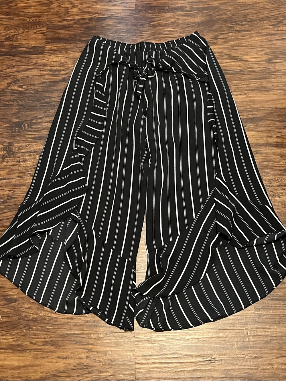 Aqua (Bloomingdale’s) Women’s Black/White Striped Split Leg Capri Pants Size LG